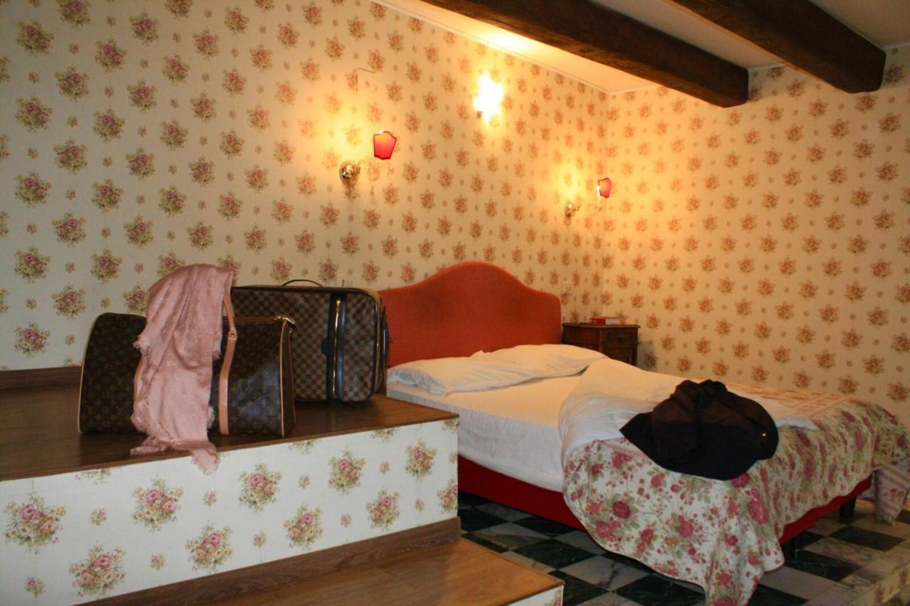 Albergo Hotel Raffaello Urbino Eksteriør bilde